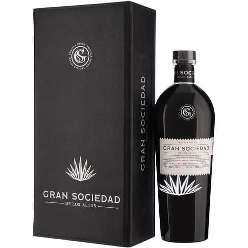 Botella PET de Tequila Gran Sociedad junto a su caja, lista para reponerse seguido
